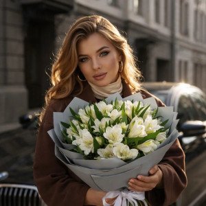 Букет 9 веток белой альстромерии с упаковкой